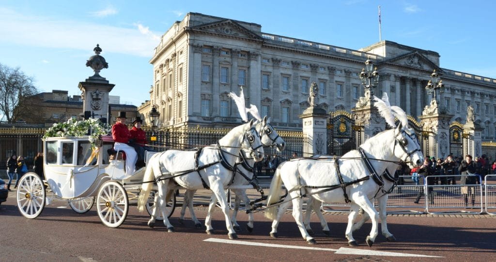 trips to buckingham palace by coach